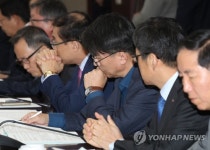 심각한 채용 담당 임원들