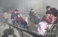 대피훈련하는 노인들