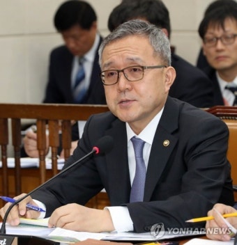 답변하는 인사혁신처장
