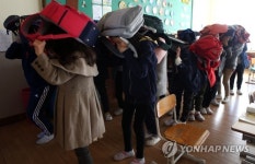 지진 대피하는 초등학생
