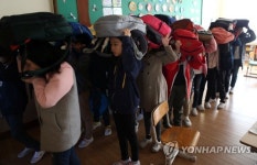 지진 대피하는 초등학생