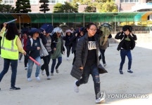 지진 대피하는 초등학생