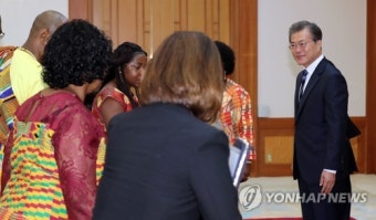 주한탄자니아대사 일행 맞는 문 대통령