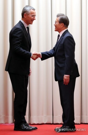 문 대통령, 스톨텐베르그 NATO(나토) 사무총장 악수