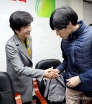 중소기업 청년 사원과 악수하는 김영주 장관