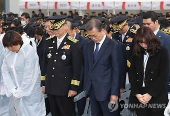 문 대통령, '순직 소방관들을 위해'