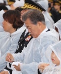 안경닦는 문 대통령