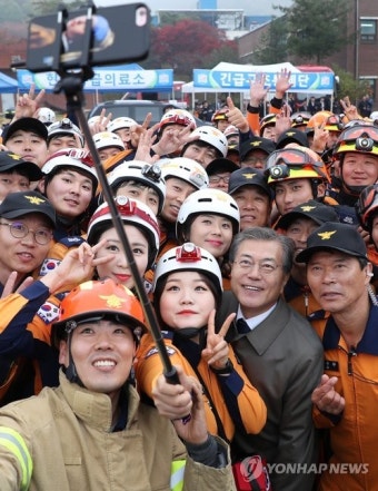 소방관들과 셀카 찍는 문 대통령