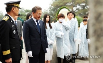 文대통령 순직 소방관 가족 격려…