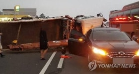 제주 평화로서 전도된 트럭