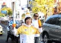 부산 성화봉송 둘째날 첫 주자는 자갈치 아지매