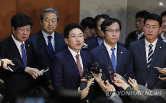 질문에 답변하는 바른정당 통합파