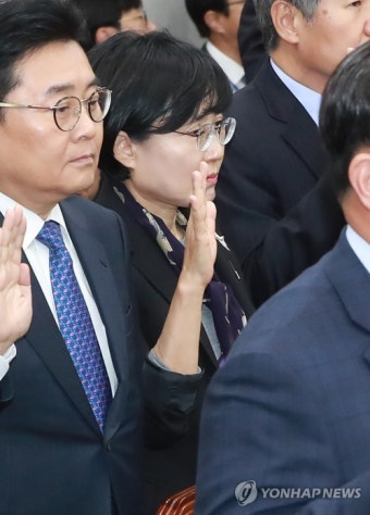 선서하는 조현옥 인사수석