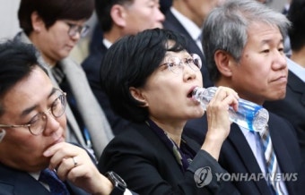 물 마시는 조현옥 인사수석