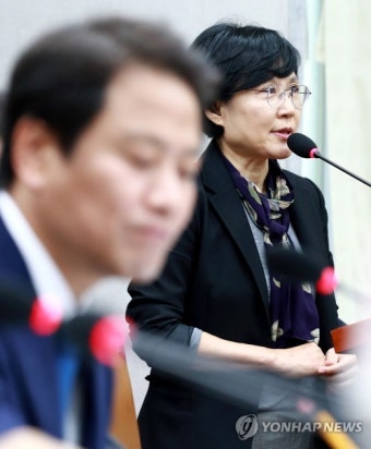 질의에 답하는 조현옥 인사수석