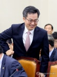 국회 기재위 출석한 경제부총리