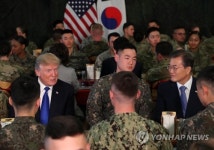 장병들과 대화하는 한미 양국정상