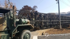 폭우로 끊긴 청주 전하울교 대체 군용교량 철거