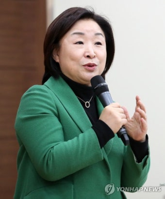 대학생들 앞에서 강연하는 심상정