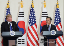 취재진 질문에 답하는 한미 정상