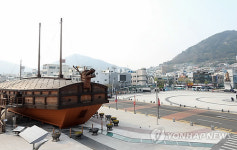 아름다운 밤바다 가려서…여수 이순신광장 거북선 이전 추진