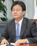 발언 듣는 유승민 의원