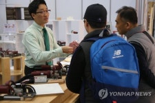 공구 설명 듣는 관람객