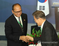 인니상의 회장과 악수하는 문 대통령