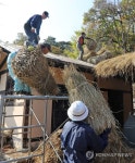 초가지붕 올리는 선교장의 가을