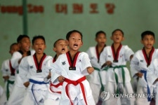 이슬람학교 태권도단의 태권도 시범