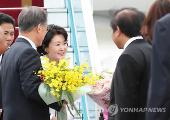 베트남 방문 환영 꽃다발 받는 문 대통령 내외