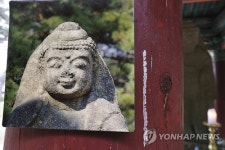 배동 석조여래삼존입상의 미소