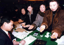 국민 10명중 8명 IMF 외환위기로 소득격차 커지고 취업난 심화