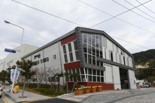 부산 무지개공단에 홍티마을 예술촌 문 열었다