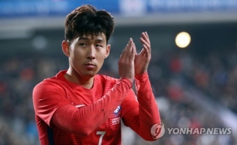 박수 보내는 손흥민