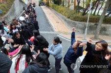 후배들의 응원 받는 수험생