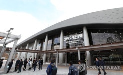 진부역 둘러보는 취재진