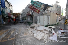 [포항 지진] 진앙 부근 주민 집에 들어가기 겁난다