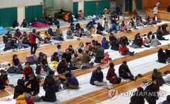 체육관에 대피한 주민들