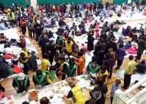 지진 대피소에서 배식 받는 포항 주민들