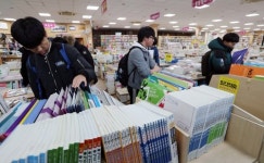 [사진톡톡] 힘들어 vs 좋은 기회, 수험생들의 낯선 하루