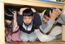 지진나면 책상아래로