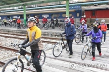 증평역사로 들어서는 자전거 마니아들