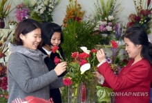 어머니날로 북적이는 개성시 남대문꽃상점