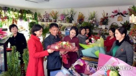 어머니날로 북적이는 개성시 남대문꽃상점