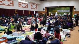 [르포] 칼바람 속 배식…포항 이재민 옮긴 대피시설도 열악