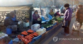 언 몸을 녹이는 전주 남부시장 상인들