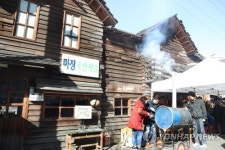 판잣집 앞 군고구마