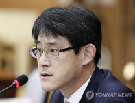 발언하는 김학철