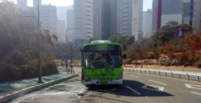 정류장서 시내버스를 다른 버스가 들이받아… 8명 경상